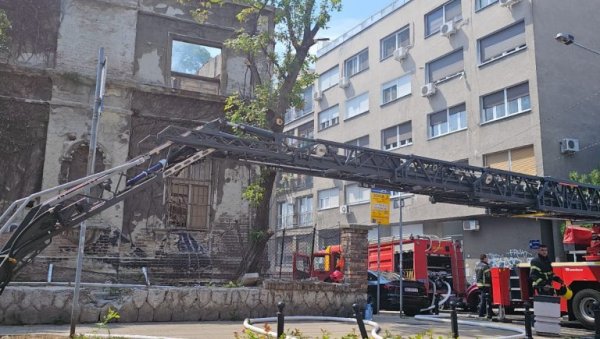ГОРИ ПОЗНАТА ВИЛА У КРУНСКОЈ УЛИЦИ У БЕОГРАДУ: На терену четири ватрогасне екипе (ВИДЕО) ГОРИ ПОЗНАТА ВИЛА У КРУНСКОЈ УЛИЦИ У БЕОГРАДУ: На терену четири ватрогасне екипе (ВИДЕО)