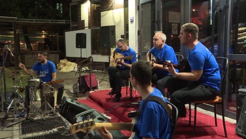 MUZIČKO PUTOVANJE KROZ RAZLIČITA PODNEBLJA: „Balkanske žice“ (FOTO) MUZIČKO PUTOVANJE KROZ RAZLIČITA PODNEBLJA: „Balkanske žice“ (FOTO)