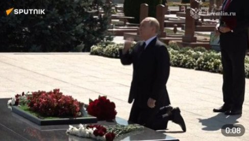 PUTIN PRVI PUT SNIMLJEN KAKO KLEČI: Ovo je razlog nesvakidašnjeg poteza ruskog predsednika (VIDEO) PUTIN PRVI PUT SNIMLJEN KAKO KLEČI: Ovo je razlog nesvakidašnjeg poteza ruskog predsednika (VIDEO)