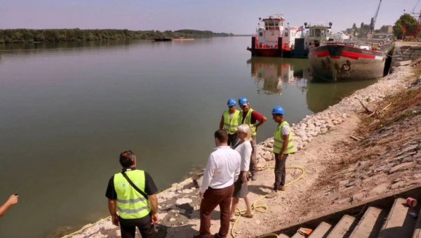 РАДОВИ НА УРЕЂЕЊУ ОБАЛОУТВРДЕ НА ДУНАВУ КОД СМЕДЕРЕВА: Због високог водостаја радови на чекању месецима РАДОВИ НА УРЕЂЕЊУ ОБАЛОУТВРДЕ НА ДУНАВУ КОД СМЕДЕРЕВА: Због високог водостаја радови на чекању месецима