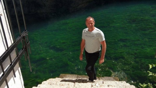 ОВО ЈЕ ДОМАР КОЈИ ЈЕ ИЗВРШИО ТРОСТРУКО УБИСТВО У САНСКОМ МОСТУ: Након трагичног чина пуцао себи у прса (ФОТО) ОВО ЈЕ ДОМАР КОЈИ ЈЕ ИЗВРШИО ТРОСТРУКО УБИСТВО У САНСКОМ МОСТУ: Након трагичног чина пуцао себи у прса (ФОТО)