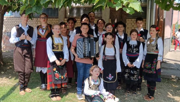 ЈЕЗЕРКЕ ПОБЕДИЛИ НА ПЛАЖАНСКОМ ПРЕЛУ: Подигле победнички пехар (ФОТО) ЈЕЗЕРКЕ ПОБЕДИЛИ НА ПЛАЖАНСКОМ ПРЕЛУ: Подигле победнички пехар (ФОТО)
