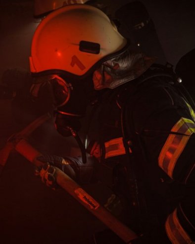 ГРУНУЛЕ ТРИ СНАЖНЕ ЕКСПЛОЗИЈЕ У ФАБРИЦИ ОДЕЋЕ: Попуцало стакло, прозори летели и до 100 метара - ужас у Кисељаку (ВИДЕО)