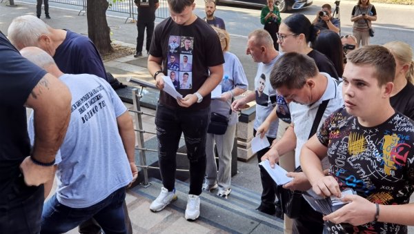СВЕ ПРИЗНАО, О МАСАКРУ НИ РЕЧ: Изношењем одбране почело суђење Урошу Блажићу (22) оптуженом за девет убистава у селима Мало Орашје и Дубона СВЕ ПРИЗНАО, О МАСАКРУ НИ РЕЧ: Изношењем одбране почело суђење Урошу Блажићу (22) оптуженом за девет убистава у селима Мало Орашје и Дубона