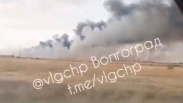 ЕКСПЛОЗИЈЕ НА РУСКОМ ВОЈНОМ АЕРОДРОМУ: Појавили се снимци, украјински дронови засули ваздушну базу (ВИДЕО) ЕКСПЛОЗИЈЕ НА РУСКОМ ВОЈНОМ АЕРОДРОМУ: Појавили се снимци, украјински дронови засули ваздушну базу (ВИДЕО)