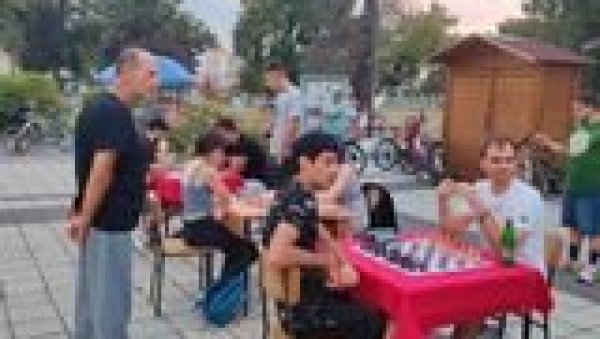ТУРНИР ЧИКА ТОША: Шах играли на Градском тргу у Ћуприји ТУРНИР ЧИКА ТОША: Шах играли на Градском тргу у Ћуприји