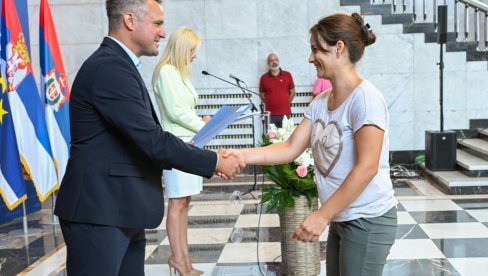NOVI SISTEMI I OPREMA ZA NAVODNJAVANJE U VOJVODINA: Subvencija iz pokrajinske kase vredna ukupno 370 miliona dinara NOVI SISTEMI I OPREMA ZA NAVODNJAVANJE U VOJVODINA: Subvencija iz pokrajinske kase vredna ukupno 370 miliona dinara