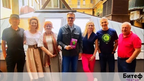 PRVO UĆUTKIVANJE SOKRATA: Predstava u režiji Nebojše Bradića premijerno u Tivtu, na jesen u Beogradu PRVO UĆUTKIVANJE SOKRATA: Predstava u režiji Nebojše Bradića premijerno u Tivtu, na jesen u Beogradu