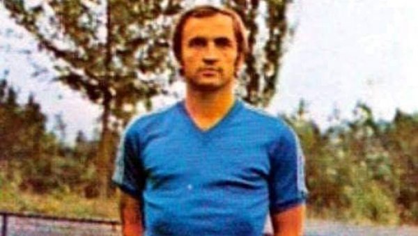 ТРИ Б У ФУДБАЛСКОЈ АЗБУЦИ ЈАНКОВИЋА: Син и унук чувају успомену на легенду Жељезничара (ФОТО) ТРИ Б У ФУДБАЛСКОЈ АЗБУЦИ ЈАНКОВИЋА: Син и унук чувају успомену на легенду Жељезничара (ФОТО)