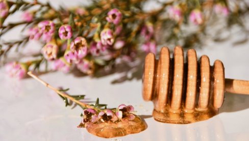 MAGIJA MANUKA MEDA: Veruje se da smanjuje rast ćelija raka dojke za 84 odsto MAGIJA MANUKA MEDA: Veruje se da smanjuje rast ćelija raka dojke za 84 odsto