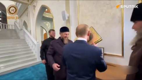 PUTIN SNIMLJEN KAKO LJUBI KURAN: Pogledajte neočekivan gest ruskog predsednika prilikom posete Čečeniji (VIDEO) PUTIN SNIMLJEN KAKO LJUBI KURAN: Pogledajte neočekivan gest ruskog predsednika prilikom posete Čečeniji (VIDEO)