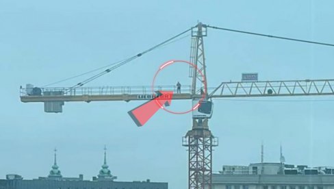 УЗНЕМИРИО ГРАЂАНЕ: Голишави мушкарац скакао по високој дизалици - реаговала и полиција (ВИДЕО) УЗНЕМИРИО ГРАЂАНЕ: Голишави мушкарац скакао по високој дизалици - реаговала и полиција (ВИДЕО)