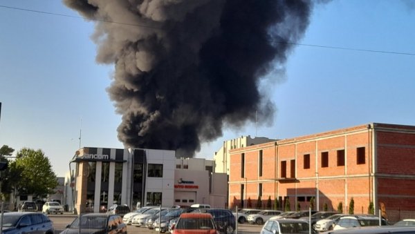 ВЕЛИКИ ПОЖАР У ЛЕСКОВЦУ: Невена Колор у пламену, шири се густи дим, чују се експлозије (ФОТО/ВИДЕО) ВЕЛИКИ ПОЖАР У ЛЕСКОВЦУ: Невена Колор у пламену, шири се густи дим, чују се експлозије (ФОТО/ВИДЕО)
