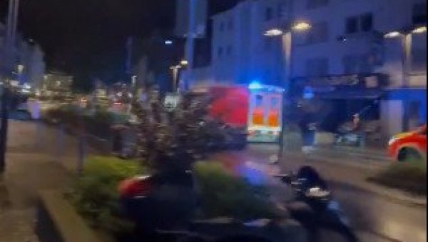 ДЕВЕТ ОСОБА ИЗБОДЕНО НА ГРАДСКОМ ФЕСТИВАЛУ: Први снимци ужаса у Немачкој (ВИДЕО) ДЕВЕТ ОСОБА ИЗБОДЕНО НА ГРАДСКОМ ФЕСТИВАЛУ: Први снимци ужаса у Немачкој (ВИДЕО)