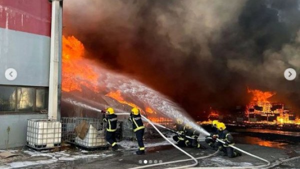 ПОЖАР У ЛЕСКОВЦУ И ДАЉЕ БУКТИ: У гашењу ватрене стихије ангажовано више од 70 ватрогасних возила (ФОТО) ПОЖАР У ЛЕСКОВЦУ И ДАЉЕ БУКТИ: У гашењу ватрене стихије ангажовано више од 70 ватрогасних возила (ФОТО)