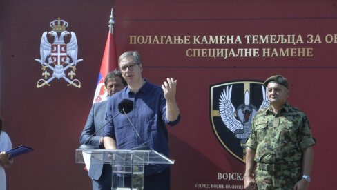 SRAM VAS BILO! Vučić očitao lekciju tajkunskim medijima zbog terora koji sprovode nad njegovom porodicom (VIDEO) SRAM VAS BILO! Vučić očitao lekciju tajkunskim medijima zbog terora koji sprovode nad njegovom porodicom (VIDEO)