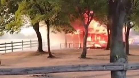 GORI POZNATI RESTORAN U PANČEVU: Plamen se uzdiže nekoliko metara, vatra zahvatila i ergelu (VIDEO) GORI POZNATI RESTORAN U PANČEVU: Plamen se uzdiže nekoliko metara, vatra zahvatila i ergelu (VIDEO)
