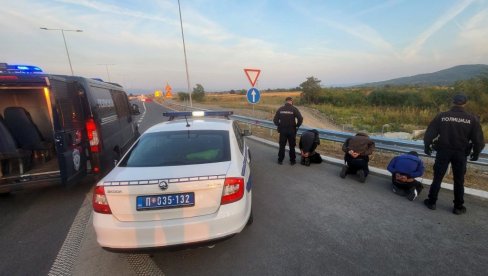 POVREĐENA TRI POLICAJCA NA AUTO-PUTU BEOGRAD-NIŠ: Uhapšena tri muškarca koja su pravila haos, jurilo ih 99 patrola POVREĐENA TRI POLICAJCA NA AUTO-PUTU BEOGRAD-NIŠ: Uhapšena tri muškarca koja su pravila haos, jurilo ih 99 patrola