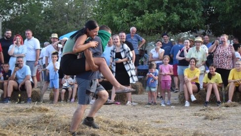 SELJAČKI PARTI U MOKRINU: Za pobedu u čičkarošu moraš da slušaš Sosu (FOTO/VIDEO) SELJAČKI PARTI U MOKRINU: Za pobedu u čičkarošu moraš da slušaš Sosu (FOTO/VIDEO)