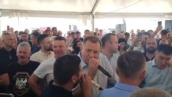 ВЕСЕЛО НА МАЊАЧИ: Додик запевао велики хит Баје Малог Книнџе (ВИДЕО) ВЕСЕЛО НА МАЊАЧИ: Додик запевао велики хит Баје Малог Книнџе (ВИДЕО)