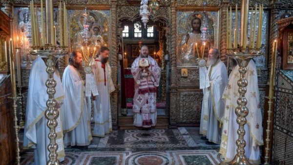 У ХИЛАНДАРУ СЛУЖЕН МОЛЕБАН ЗА КИШИ: Архијерејској служби присуствао и игуман Методије У ХИЛАНДАРУ СЛУЖЕН МОЛЕБАН ЗА КИШИ: Архијерејској служби присуствао и игуман Методије