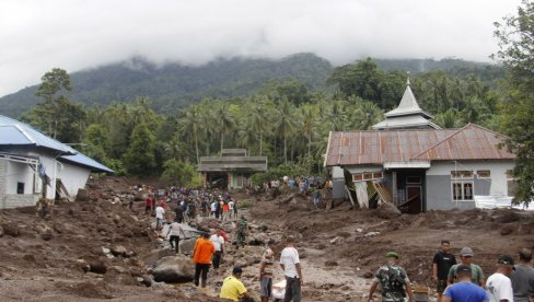 POGINULO NAJMANJE 13 OSOBA: Poplave napravile kolaps, brojne kuće zatrpane blatom, saobraćaj u prekidu POGINULO NAJMANJE 13 OSOBA: Poplave napravile kolaps, brojne kuće zatrpane blatom, saobraćaj u prekidu