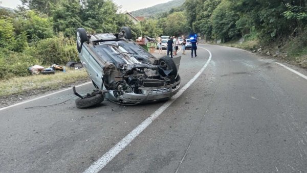 ПРЕВРНУО СЕ „ПОЛО“: Саобраћајни удес у Полумиру на Ибарској магистрали ПРЕВРНУО СЕ „ПОЛО“: Саобраћајни удес у Полумиру на Ибарској магистрали