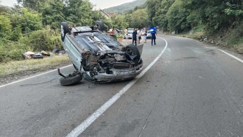 PREVRNUO SE „POLO“: Saobraćajni udes u Polumiru na Ibarskoj magistrali PREVRNUO SE „POLO“: Saobraćajni udes u Polumiru na Ibarskoj magistrali
