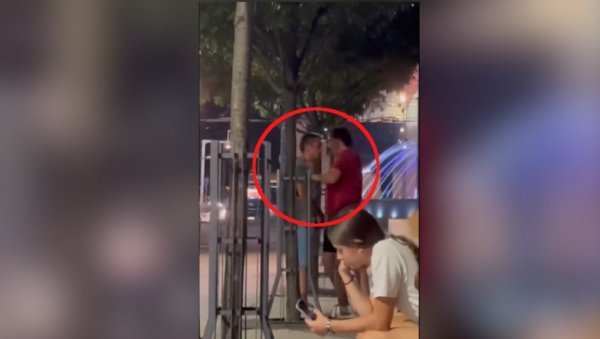 (УЗНЕМИРУЈУЋ ВИДЕО) МУШКАРАЦ НОКАУТИРАН У СЕКУНДИ: Погледајте језиву тучу у центру Београда, сви у шоку (ВИДЕО) (УЗНЕМИРУЈУЋ ВИДЕО) МУШКАРАЦ НОКАУТИРАН У СЕКУНДИ: Погледајте језиву тучу у центру Београда, сви у шоку (ВИДЕО)