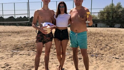 DVA DANA VRHUNSKE ODBOJKE NA PLAŽI: Spektakl na kupalištu Peskara u Zrenjaninu DVA DANA VRHUNSKE ODBOJKE NA PLAŽI: Spektakl na kupalištu Peskara u Zrenjaninu