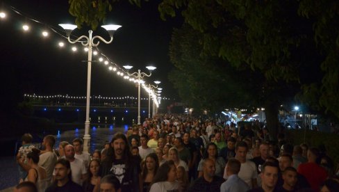A, DEVOJKE SVE KO PUCE GROŽĐA: Vinski bal u Vlasotincu, raznovsnim sadržajima, čuva tradiciju ovdašnjeg vinogorja A, DEVOJKE SVE KO PUCE GROŽĐA: Vinski bal u Vlasotincu, raznovsnim sadržajima, čuva tradiciju ovdašnjeg vinogorja