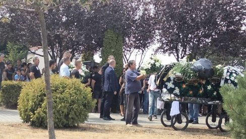 ZAR JE MORALO DA BUDE TAKO?: Suze i jecaji na sahrani porodice nastradale u Novom Sadu (VIDEO) ZAR JE MORALO DA BUDE TAKO?: Suze i jecaji na sahrani porodice nastradale u Novom Sadu (VIDEO)