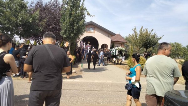ПОТРЕСНЕ СЦЕНЕ НА САХРАНИ ШЕСТОЧЛАНЕ ПОРОДИЦЕ: Позлило мајци настрадале жене - јецаји одјекују гробљем (ВИДЕО) ПОТРЕСНЕ СЦЕНЕ НА САХРАНИ ШЕСТОЧЛАНЕ ПОРОДИЦЕ: Позлило мајци настрадале жене - јецаји одјекују гробљем (ВИДЕО)