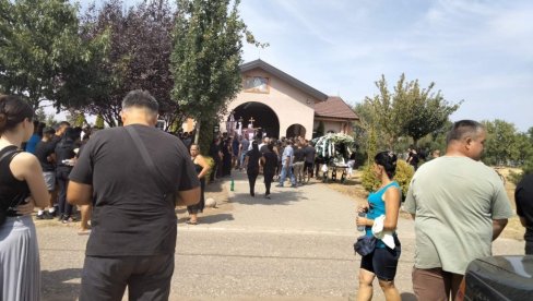 POTRESNE SCENE NA SAHRANI ŠESTOČLANE PORODICE: Pozlilo majci nastradale žene - jecaji odjekuju grobljem (VIDEO) POTRESNE SCENE NA SAHRANI ŠESTOČLANE PORODICE: Pozlilo majci nastradale žene - jecaji odjekuju grobljem (VIDEO)