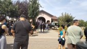 ПОТРЕСНЕ СЦЕНЕ НА САХРАНИ ШЕСТОЧЛАНЕ ПОРОДИЦЕ: Позлило мајци настрадале жене - јецаји одјекују гробљем (ВИДЕО) ПОТРЕСНЕ СЦЕНЕ НА САХРАНИ ШЕСТОЧЛАНЕ ПОРОДИЦЕ: Позлило мајци настрадале жене - јецаји одјекују гробљем (ВИДЕО)