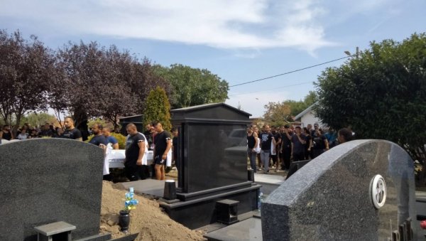 ДА СРЦЕ ПУКНЕ: Шест ковчега почиваће у заједничкој гробници - породица страдала у пожару испраћена на вечни починак (ВИДЕО) ДА СРЦЕ ПУКНЕ: Шест ковчега почиваће у заједничкој гробници - породица страдала у пожару испраћена на вечни починак (ВИДЕО)