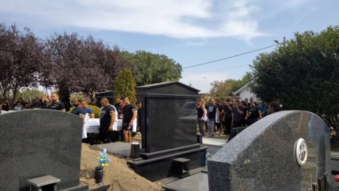 DA SRCE PUKNE: Šest kovčega počivaće u zajedničkoj grobnici - porodica stradala u požaru ispraćena na večni počinak (VIDEO) DA SRCE PUKNE: Šest kovčega počivaće u zajedničkoj grobnici - porodica stradala u požaru ispraćena na večni počinak (VIDEO)