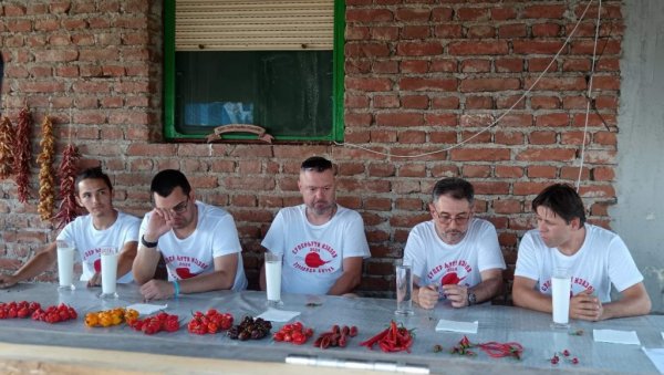 ИЗДРЖАО ИЗАЗОВ ОД 400.000 СКОВИЛА: Нишлија Душан Ђорић појео највише љутих папричица на такмичењу у Ћуприји ИЗДРЖАО ИЗАЗОВ ОД 400.000 СКОВИЛА: Нишлија Душан Ђорић појео највише љутих папричица на такмичењу у Ћуприји