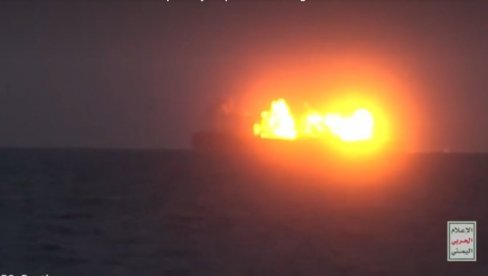 HUTI NAPALI GRČKI TANKER: Snimak prikazuje napad na brod sa grčkom zastavom na Crvenom moru (VIDEO) HUTI NAPALI GRČKI TANKER: Snimak prikazuje napad na brod sa grčkom zastavom na Crvenom moru (VIDEO)