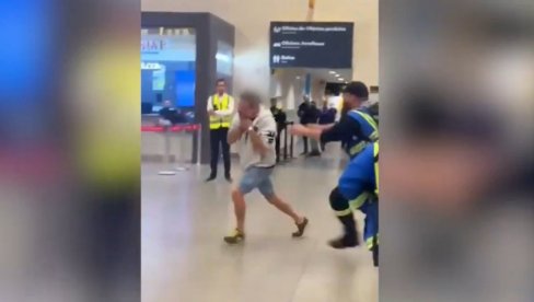 (UZNEMIRUJUĆ VIDEO) BALKANAC SE SEKAO PO VRATU NA AERODROMU: Putnici vrištali, obezbeđenje ga jurilo da se ne ubije (FOTO) (UZNEMIRUJUĆ VIDEO) BALKANAC SE SEKAO PO VRATU NA AERODROMU: Putnici vrištali, obezbeđenje ga jurilo da se ne ubije (FOTO)