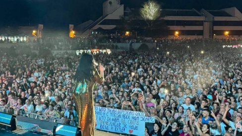 APSOLUTNI REKORD: Dragana Mirković u Novom Bečeju okupila osam puta više ljudi nego što ima stanovnika (FOTO) APSOLUTNI REKORD: Dragana Mirković u Novom Bečeju okupila osam puta više ljudi nego što ima stanovnika (FOTO)
