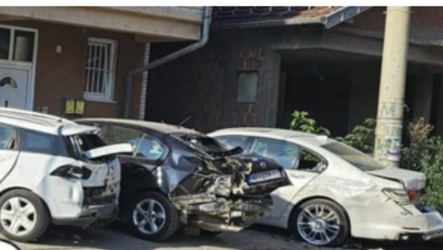 VOZAČ BMW-A UDARIO TRI PARKIRANA AUTOMOBILA: Saobraćajna nesreća u Novom Pazaru VOZAČ BMW-A UDARIO TRI PARKIRANA AUTOMOBILA: Saobraćajna nesreća u Novom Pazaru