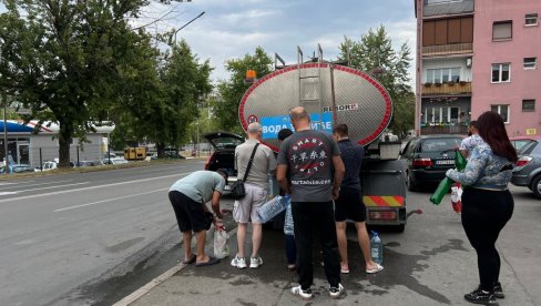 BOR BEZ KAPI IZ VODOVODA: Pucanje cevi na magistralnom cevovodu koji vodi od topovskih šupa, prekinuo smabdevanje u gradu i okolini BOR BEZ KAPI IZ VODOVODA: Pucanje cevi na magistralnom cevovodu koji vodi od topovskih šupa, prekinuo smabdevanje u gradu i okolini