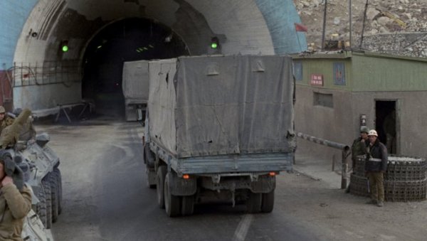 У ОВОМ ТУНЕЛУ ЈЕ ПОГИНУЛО 3.000 ЉУДИ: Број жртава се прећуткивао, а сада је тајна откривена (ФОТО/ВИДЕО) У ОВОМ ТУНЕЛУ ЈЕ ПОГИНУЛО 3.000 ЉУДИ: Број жртава се прећуткивао, а сада је тајна откривена (ФОТО/ВИДЕО)