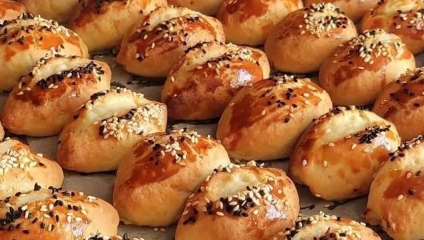 УКУСНЕ И ПРАВЕ СЕ БРЗО И ЛАКО: Једноставне кифлице са сиром, савршене за доручак (ФОТО) УКУСНЕ И ПРАВЕ СЕ БРЗО И ЛАКО: Једноставне кифлице са сиром, савршене за доручак (ФОТО)