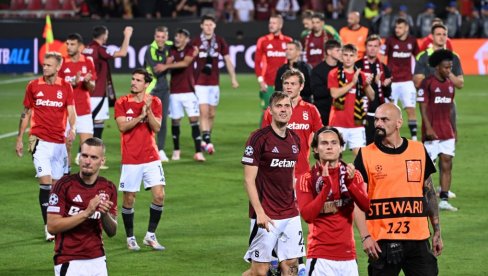 SKANDAL U PRAGU! Sparta sa albanskom zastavom slavila prolaz u Ligu šampiona, a navijači skandiraju Kosovo je Srbija SKANDAL U PRAGU! Sparta sa albanskom zastavom slavila prolaz u Ligu šampiona, a navijači skandiraju Kosovo je Srbija