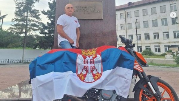 У КЈАХТИ САМ БИО ПОНОСАН ШТО САМ СРБИН: Мотоциклиста Драгослав Куле Перишић стигао до града у Русији који је основао Сава Владиславић У КЈАХТИ САМ БИО ПОНОСАН ШТО САМ СРБИН: Мотоциклиста Драгослав Куле Перишић стигао до града у Русији који је основао Сава Владиславић