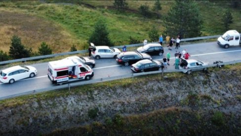 SAOBRAĆAJNA NESREĆA NA PUTNOM PRAVCU NOVI PAZAR-TUTIN: Sudarila se dva putnička vozila SAOBRAĆAJNA NESREĆA NA PUTNOM PRAVCU NOVI PAZAR-TUTIN: Sudarila se dva putnička vozila