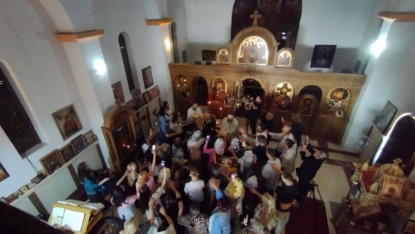 ВЕРА У ПОВРАТАК НА ОГЊИШТЕ: Свештенство и верници обележили храмовну славу у манастиру Успење Пресвете Богородице у Ђаковици ВЕРА У ПОВРАТАК НА ОГЊИШТЕ: Свештенство и верници обележили храмовну славу у манастиру Успење Пресвете Богородице у Ђаковици