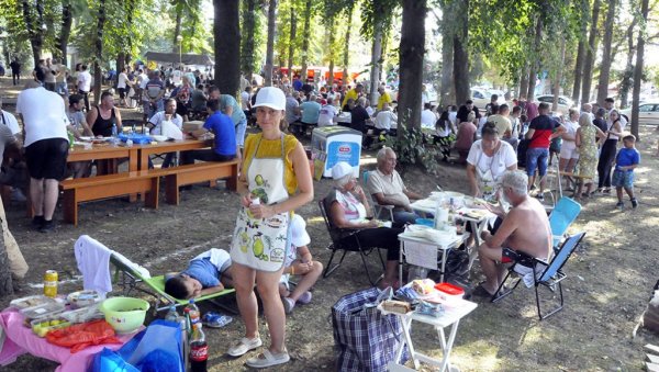 НАДМЕТАЊЕ 50 ЕКИПА: У парку Бање Дворови одржан још један Златни котлић Семберије НАДМЕТАЊЕ 50 ЕКИПА: У парку Бање Дворови одржан још један Златни котлић Семберије